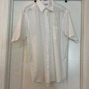 Men’s shirt sleeve button down